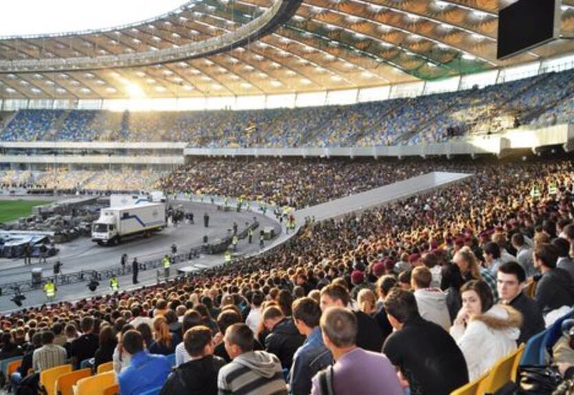 На Олимпийском закончили монтаж мембраны