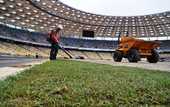 На Олимпийском начали стелить газон
