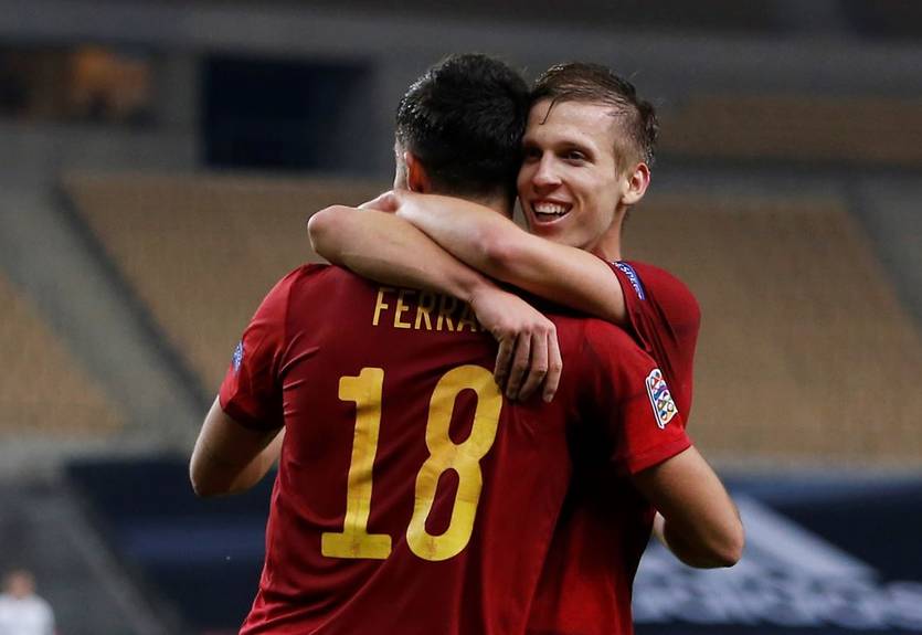 Хави рассчитывает заполучить в Барселону двоих игроков сборной Испании