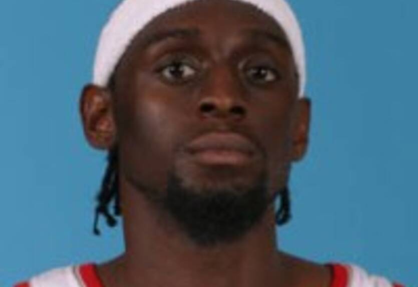 Майлз арестован за попытку пронести оружие в самолет