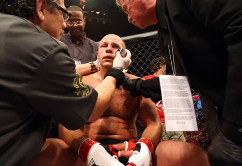 Емельяненко уволен из Strikeforce