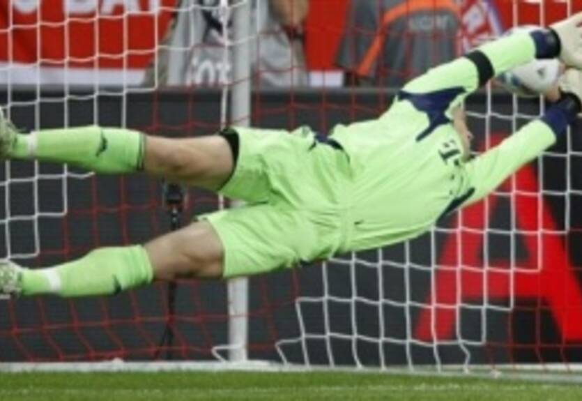 Нойер отстоял на ноль первый официальный матч за Баварию