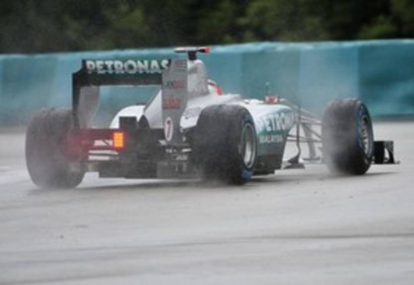 Шумахер винит коробку передач