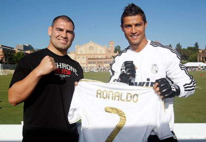 Игроки Реала и Ман Сити встретились с бойцами ММА. ФОТО