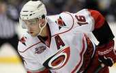 НХЛ. Каролина: контракт с нападающим