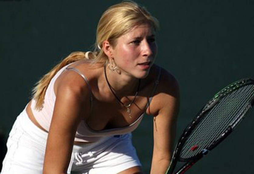 А.Бондаренко зачехляет ракетку на старте турнира в Австрии