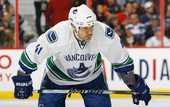НХЛ. Ванкувер переподписал защитника (30.06.11)