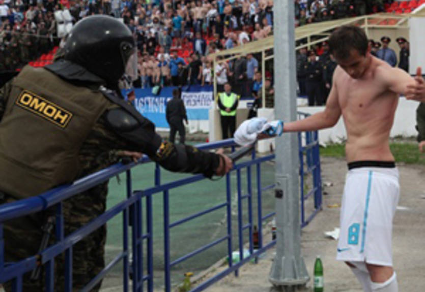 Сотрудник ОМОНа пытался ударить Лазовича электрошокером