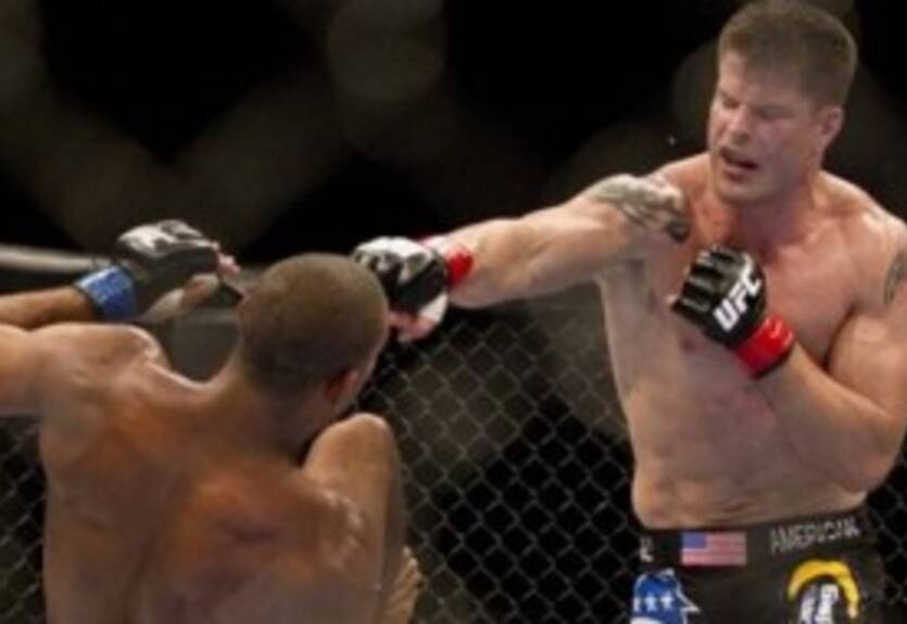 UFC. Станн сломал палец в бою против Сантьяго