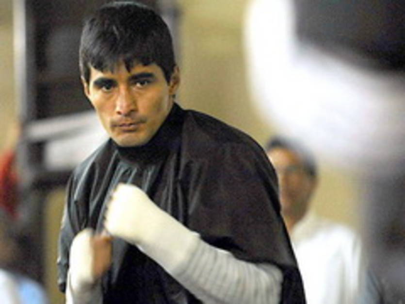 Энрике моралес боксер. Эрику моралесу. Эрику моралесу. Маркес моралес. Эрику моралесу.