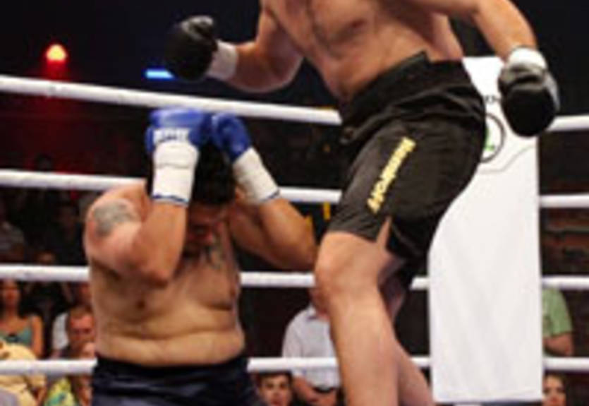 Устинов справился с Сантаной за 68 секунд