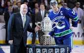 НХЛ. Седин отказался прикоснуться к трофею за победу в конференции