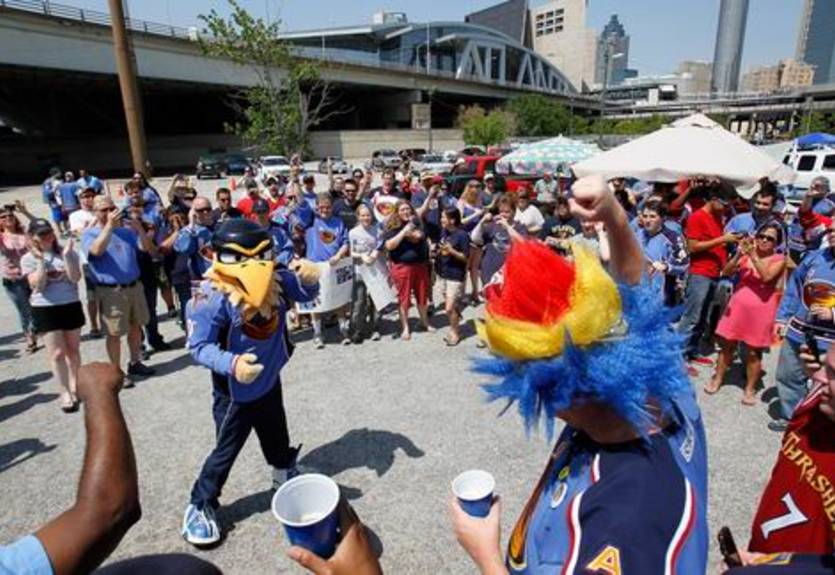 НХЛ. Атланта — Виннипег: переговоры продолжаются, фаны протестуют