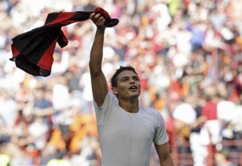 Милан: трое футболистов продлили контракты