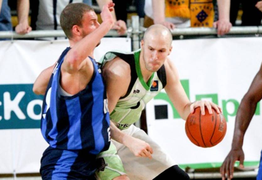 Суперлига. Будивельник больно бьет Днепр