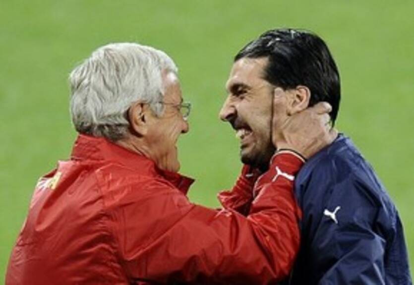 Липпи: "Ювентус не должен продавать Буффона"