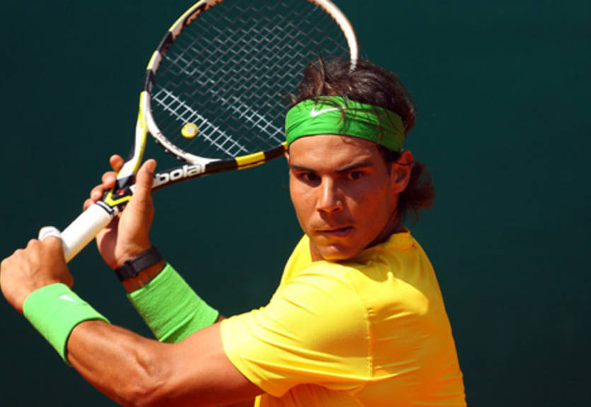 Надаль с уверенной победы начал защиту титула