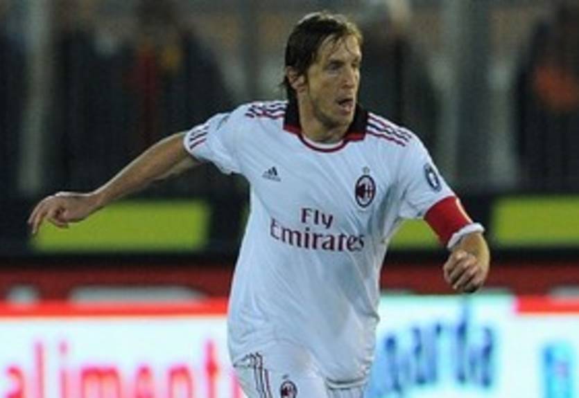Амброзини хочет продлить контракт с Миланом