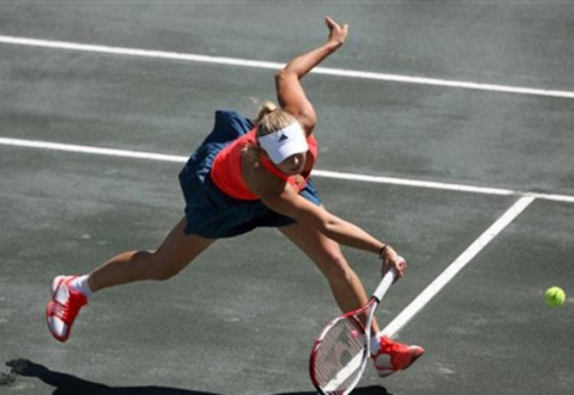 Возняцки бьет американку с русским именем и итальянской фамилией