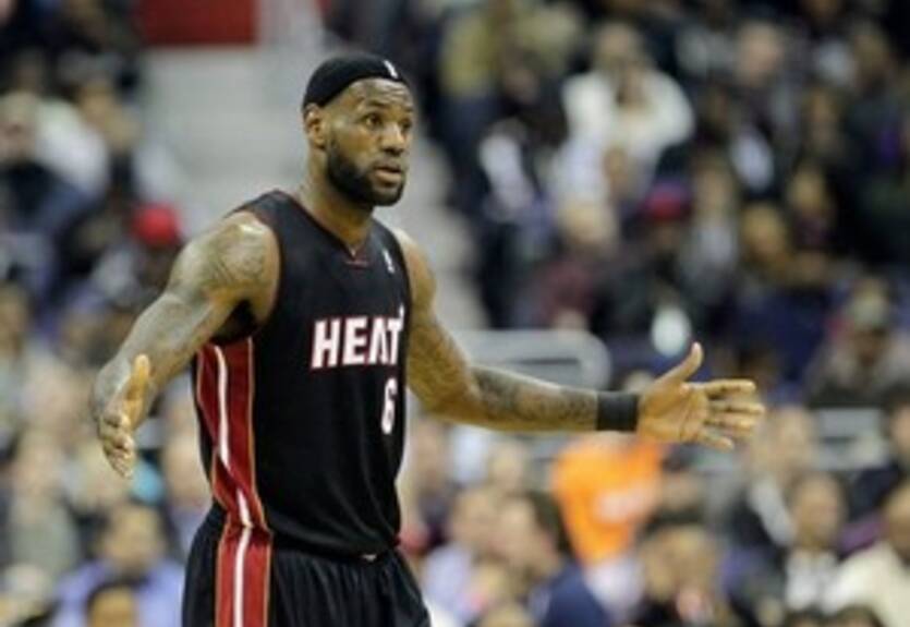 Джеймс жалуется на судейство