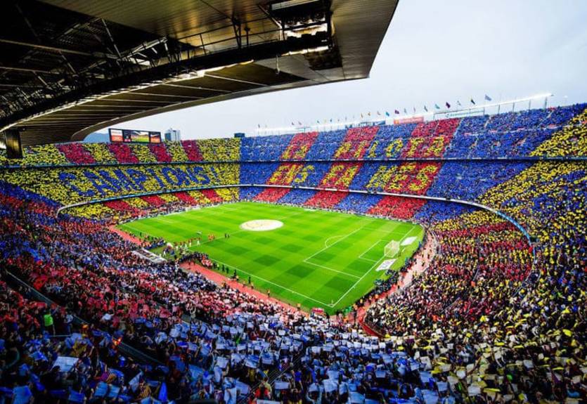 Фанат Барселоны сделал предложение своей девушке на Камп Ноу Фанат Барселоны сделал предложение своей девушке на Камп Ноу