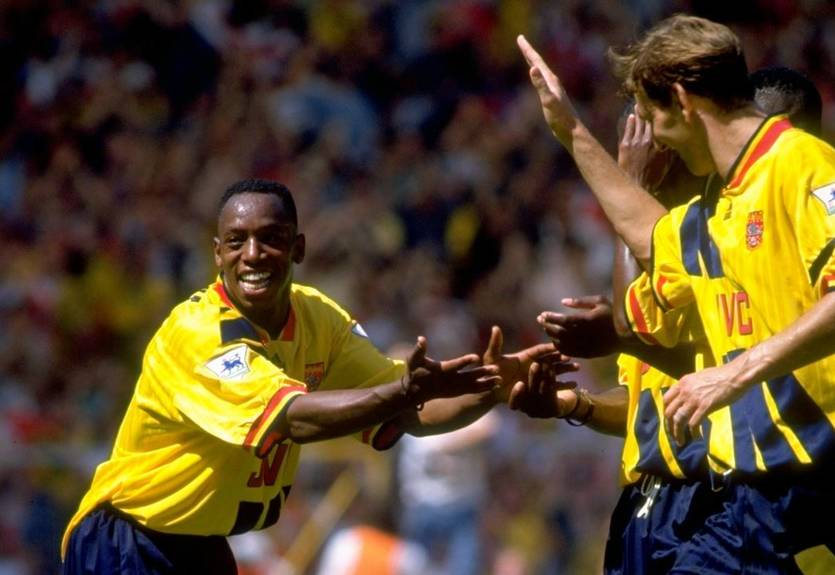 Лондонский Арсенал представил оригинальную линию одежды, вдохновленную формой сезона-1993/94