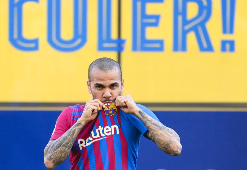 Дани Алвес: Если надел футболку Барселоны, должен побеждать даже в "камень-ножницы-бумага"