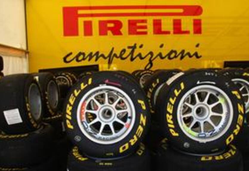 Коста и Хайдфельд защищают Pirelli