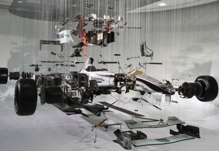 Мерседес представил художественную инсталляцию болида