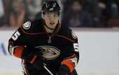 НХЛ. Анахайм продлевает контракт с защитником