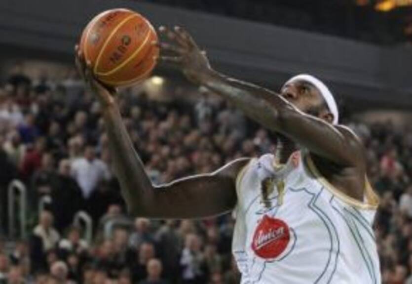 Олимпия расстается с основным центровым