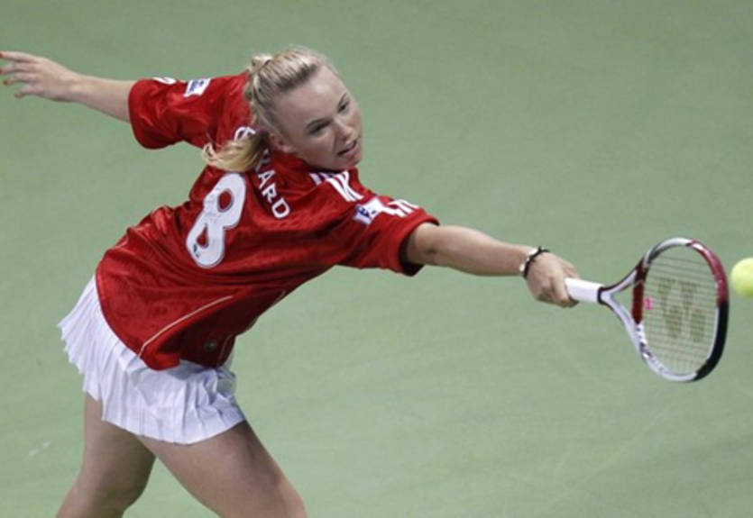 Возняцки поддерживает Ливерпуль и выходит в полуфинал в Дохе