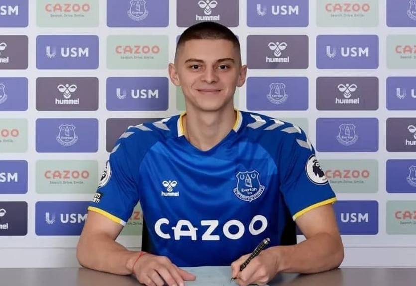 Официально: Миколенко перешел в Эвертон