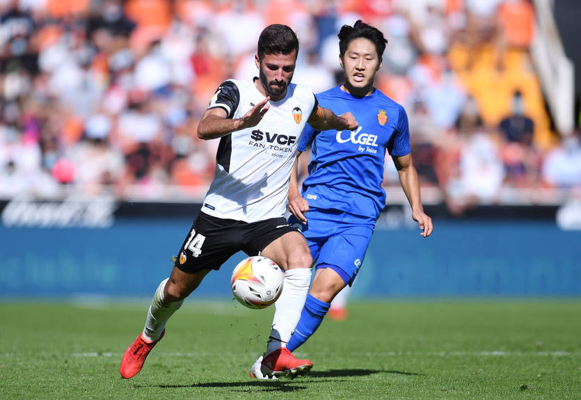 Барселона намерена усилить фланг обороны защитником Валенсии