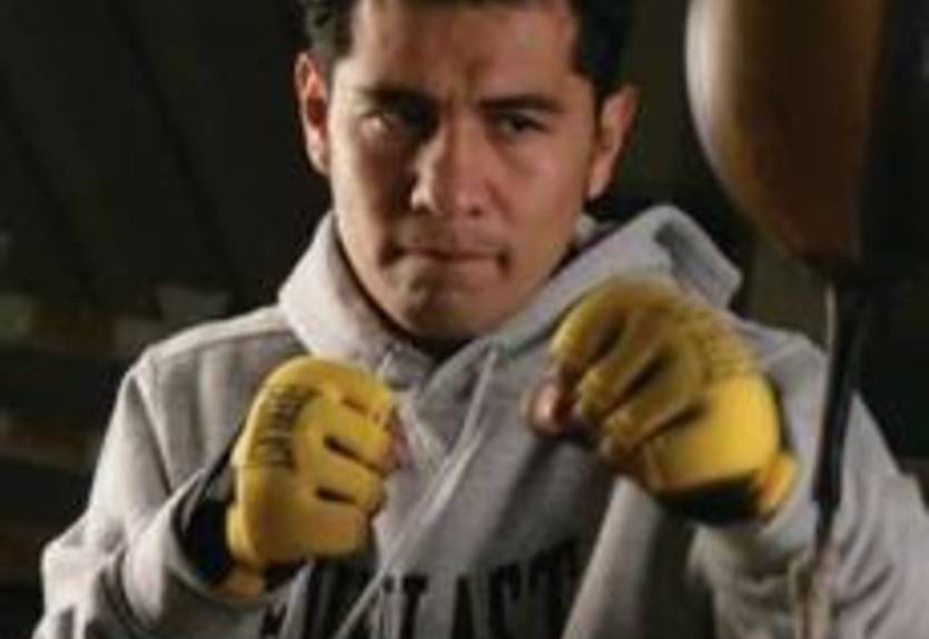 Баррера победил, Каннингем защитил титул