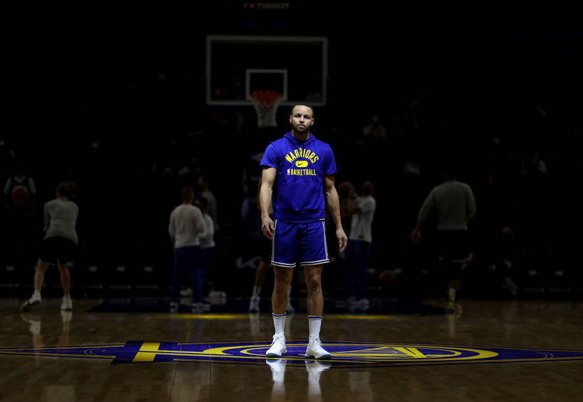 Карри - первый игрок в истории, забросивший 3 тысячи трехочковых в регулярных сезонах