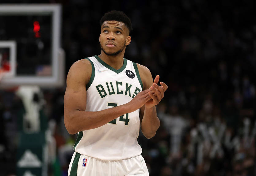 Данк Адетокумбо и победный баззер Дерозана – среди лучших моментов дня в НБА