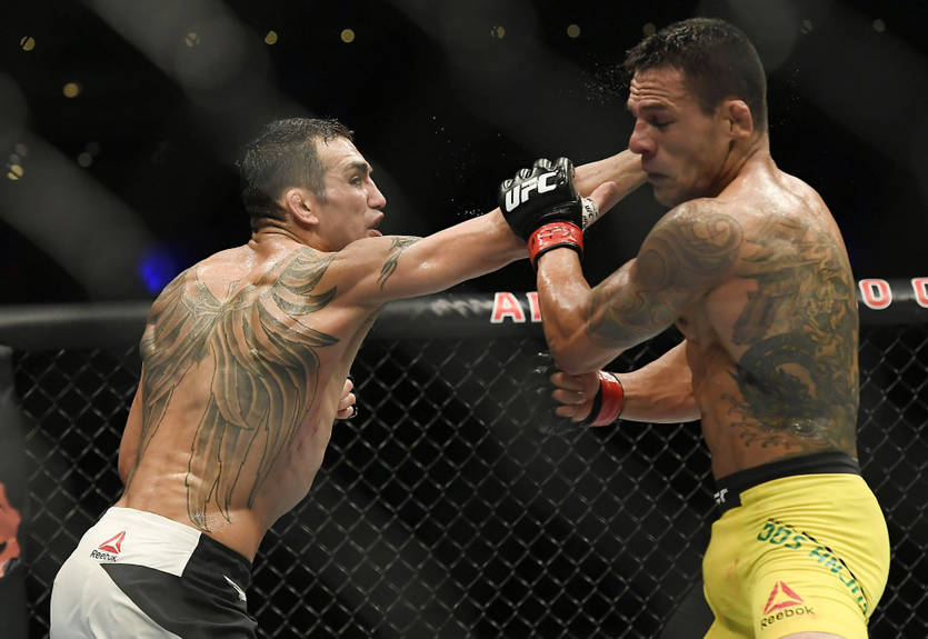 Рафаэль Дос Аньос бросил вызов Тони Фергюсону