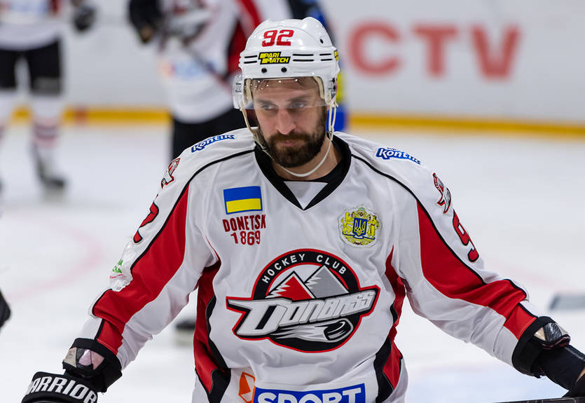 Хоккеист Донбасса забил фирменный гол-лакросс