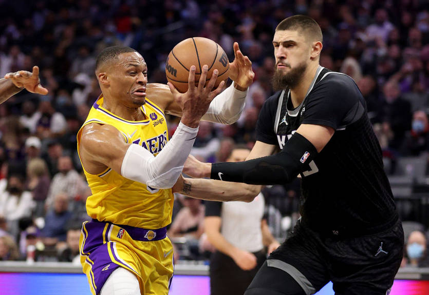 НБА: Сакраменто с Ленем обыграл Лейкерс, Атланта уступила Майами