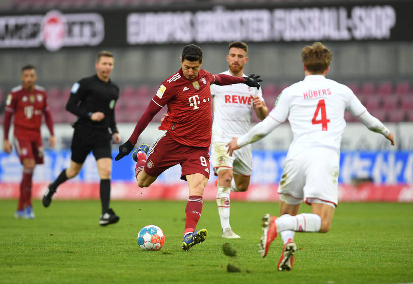 Хет-трик Левандовски принес Баварии победу над Кельном