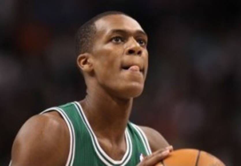 Рондо помогает строить баскетбольные площадки