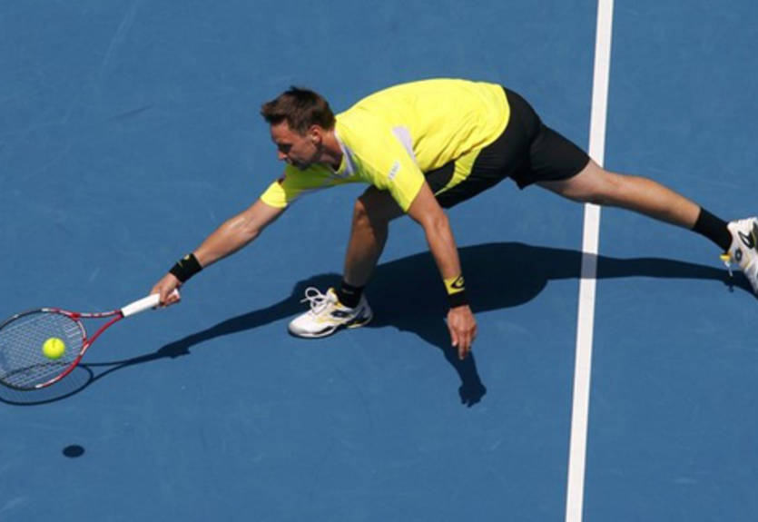 Содерлинг разминается перед матчем с Долгополовым