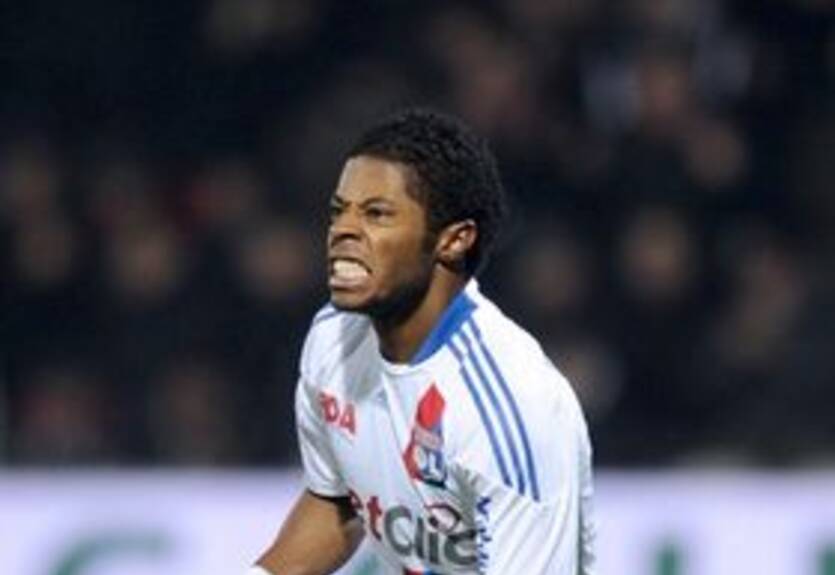 Милан поборется за Бастоса