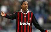 Роналдиньо остается в Милане