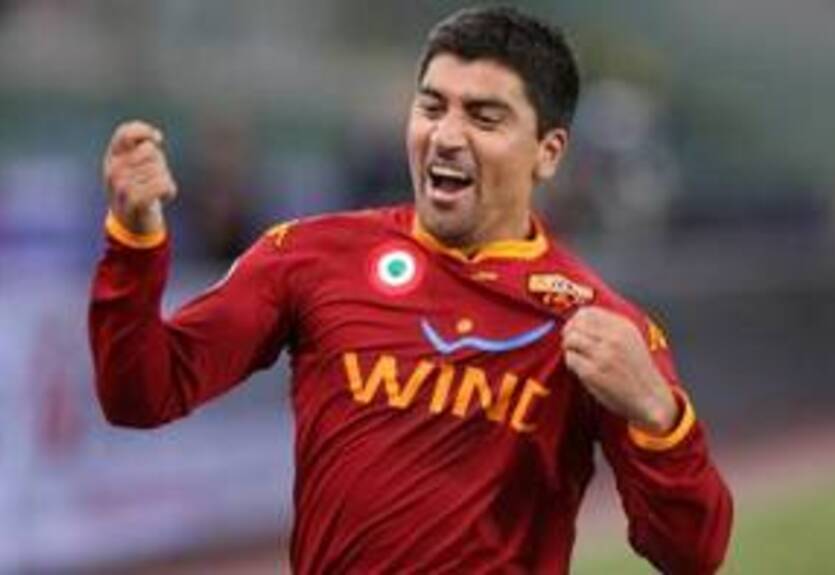 Писарро остается в Роме