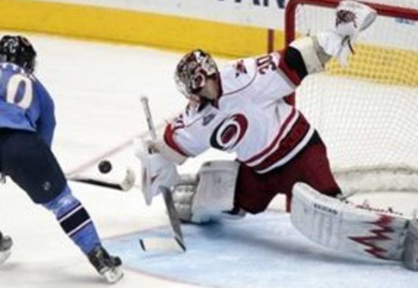 НХЛ. Уорд признан первой звездой дня (17.12.10)