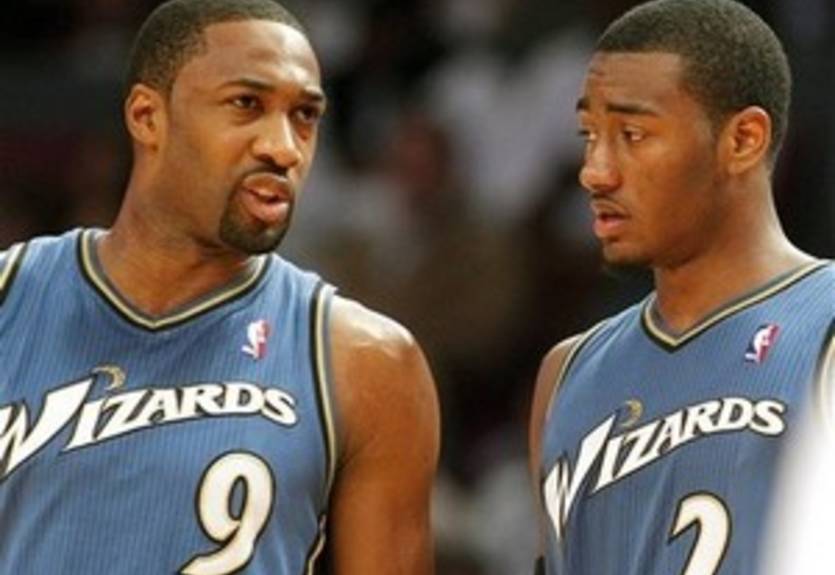 Уолл передвигается на костылях