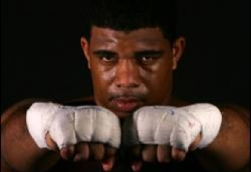 Солис и Остин подписали контракт на бой