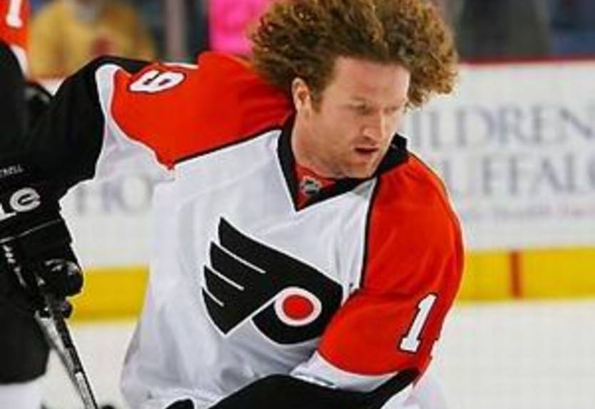 Хоккеист Филадельфии постригся ради благотворительности